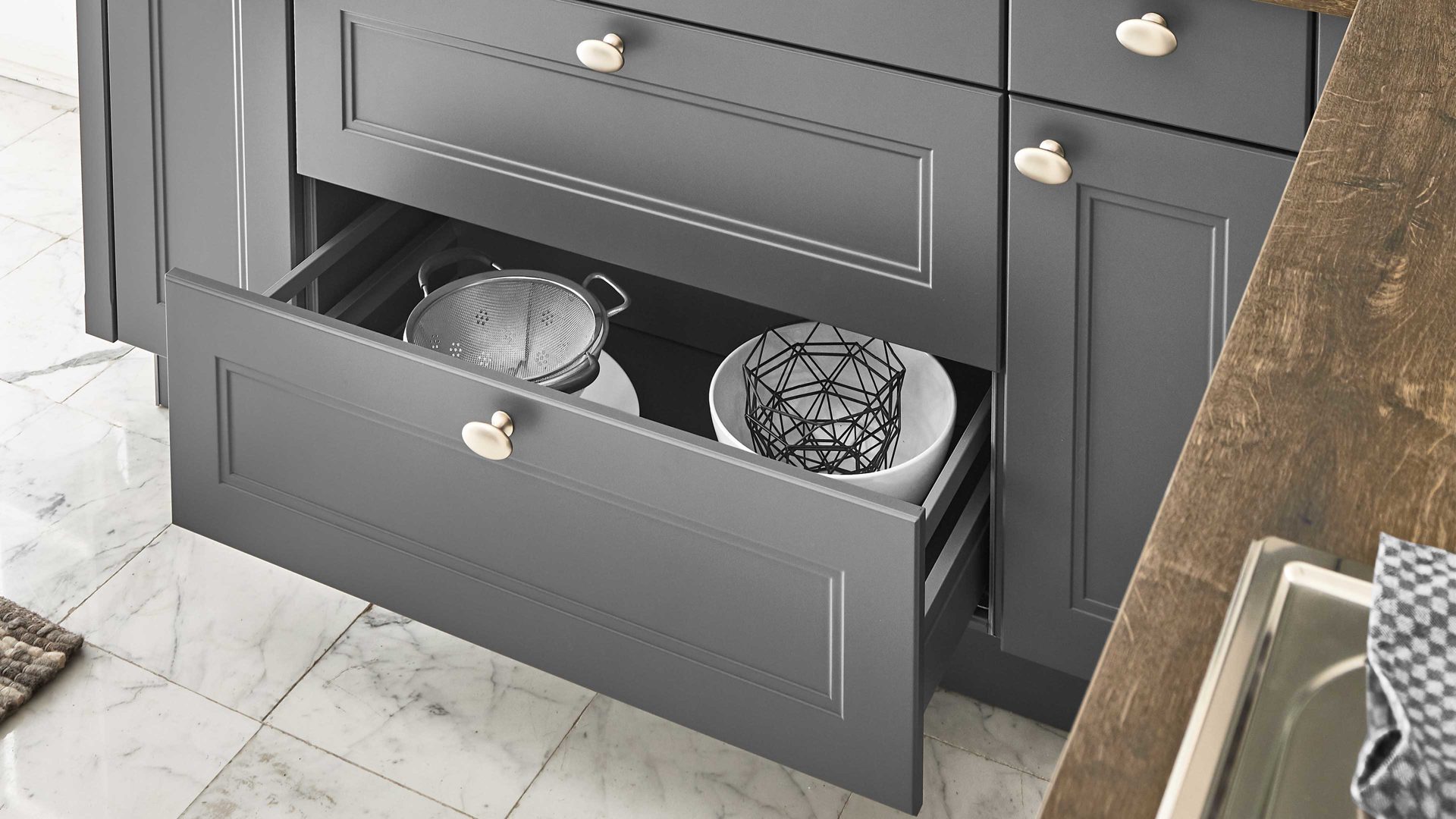 Einbauküche Nolte® küchen aus Holz in Dunkelgrau nolte® Einbauküche Windsor mit AEG-Einbaugeräten Quarzgrau & Eiche Barrique – zweizeilig