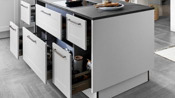 Einbauküche Nolte® küchen aus Holz in Grau nolte® Einbauküche Frame mit SIEMENS-Einbaugeräten Platingrau & Hennarot - zweizeilig