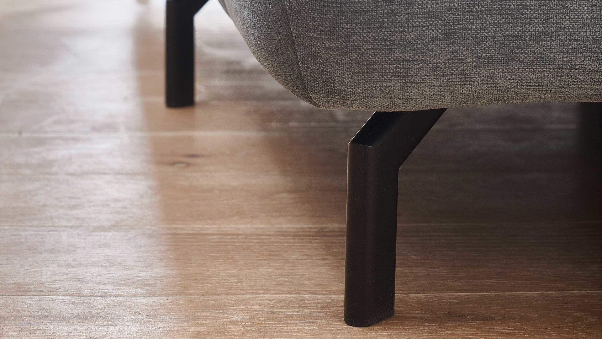 Polsterhocker modulmaster aus Stoff in Hellblau Modulmaster MM-MP1075 - XXL-Polsterhocker schwarze Metallfüße & stahlfarbene Chenille Nemo - ca. 126 x 76 cm