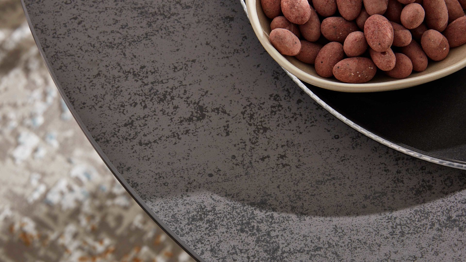 Couchtisch Interliving aus Keramik in Dunkelgrau Interliving Couchtisch Serie 6208 - Couchtisch titanfarbene Keramik & schwarzer Stahl - Durchmesser ca. 75 cm