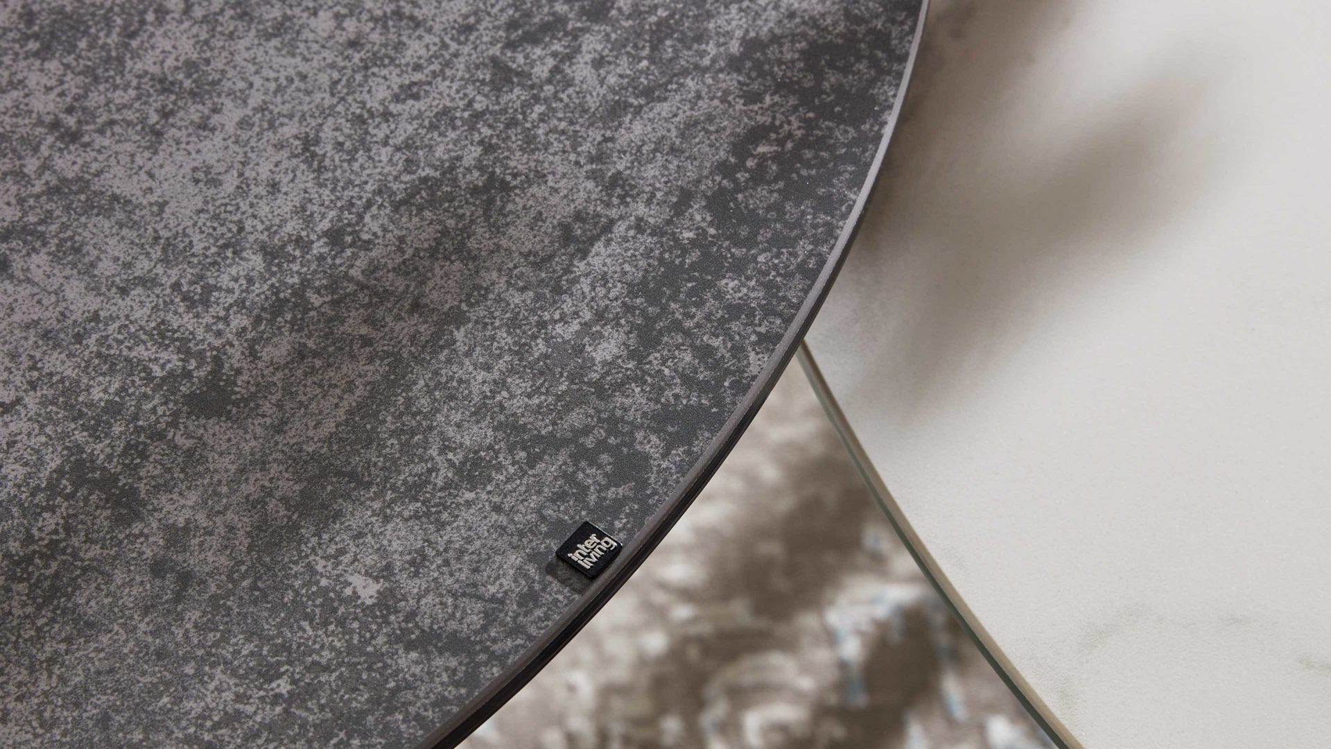 Couchtisch Interliving aus Keramik in Dunkelgrau Interliving Couchtisch Serie 6208 - Couchtisch titanfarbene Keramik & schwarzer Stahl - Durchmesser ca. 75 cm