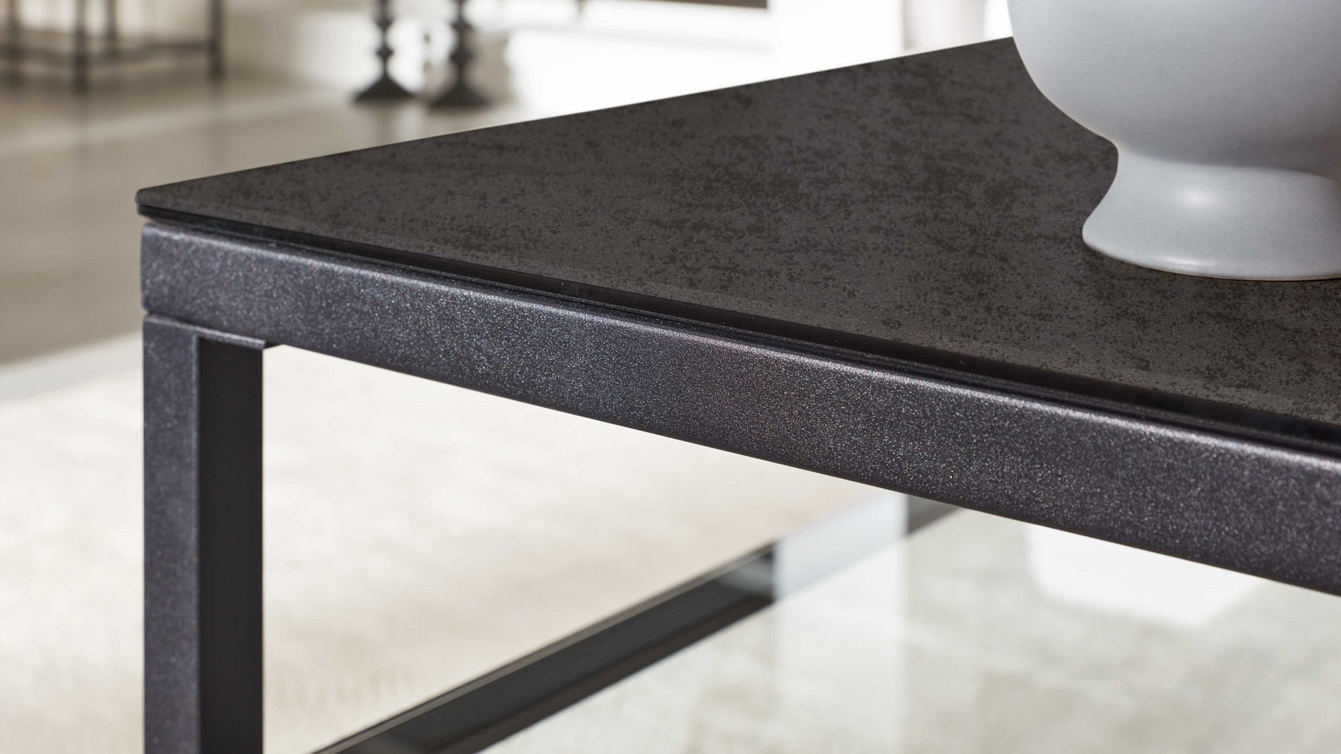 Couchtisch Interliving aus Keramik in Dunkelgrau Interliving Couchtisch Serie 6210 - Couchtisch titanfarbene Keramik & schwarzer Stahl - ca. 120 x 70 cm