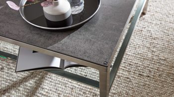 Couchtisch Interliving aus Keramik in Grau Interliving Couchtisch Serie 6210 - Couchtisch zementgraue Keramik & Edelstahl - ca. 85 x 85 cm
