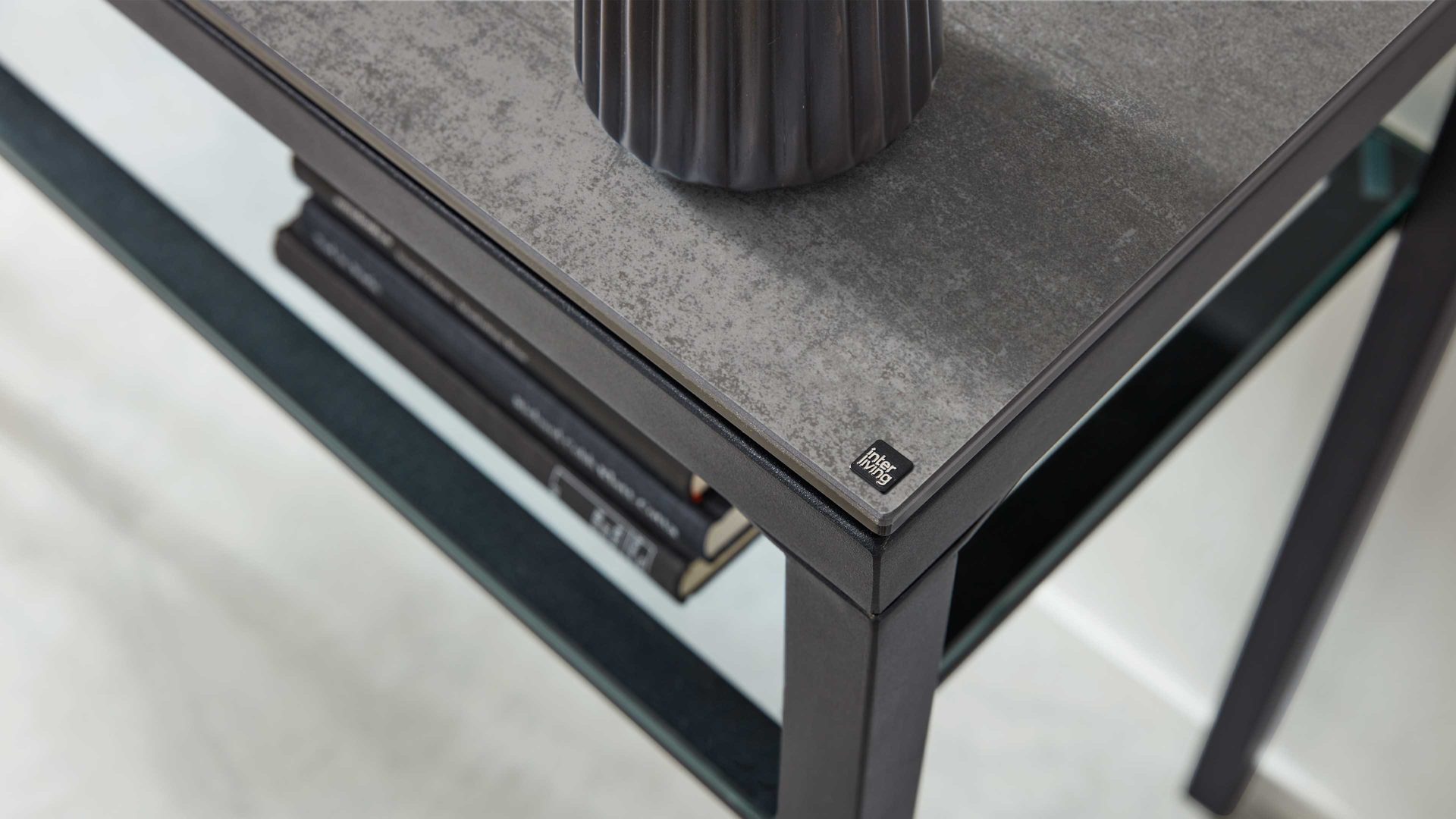 Konsoltisch Interliving aus Keramik in Grau Interliving Couchtisch Serie 6210 - Konsoltisch ST194AR zementgrau Keramik & schwarzer Stahl - ca. 100 x 38 cm