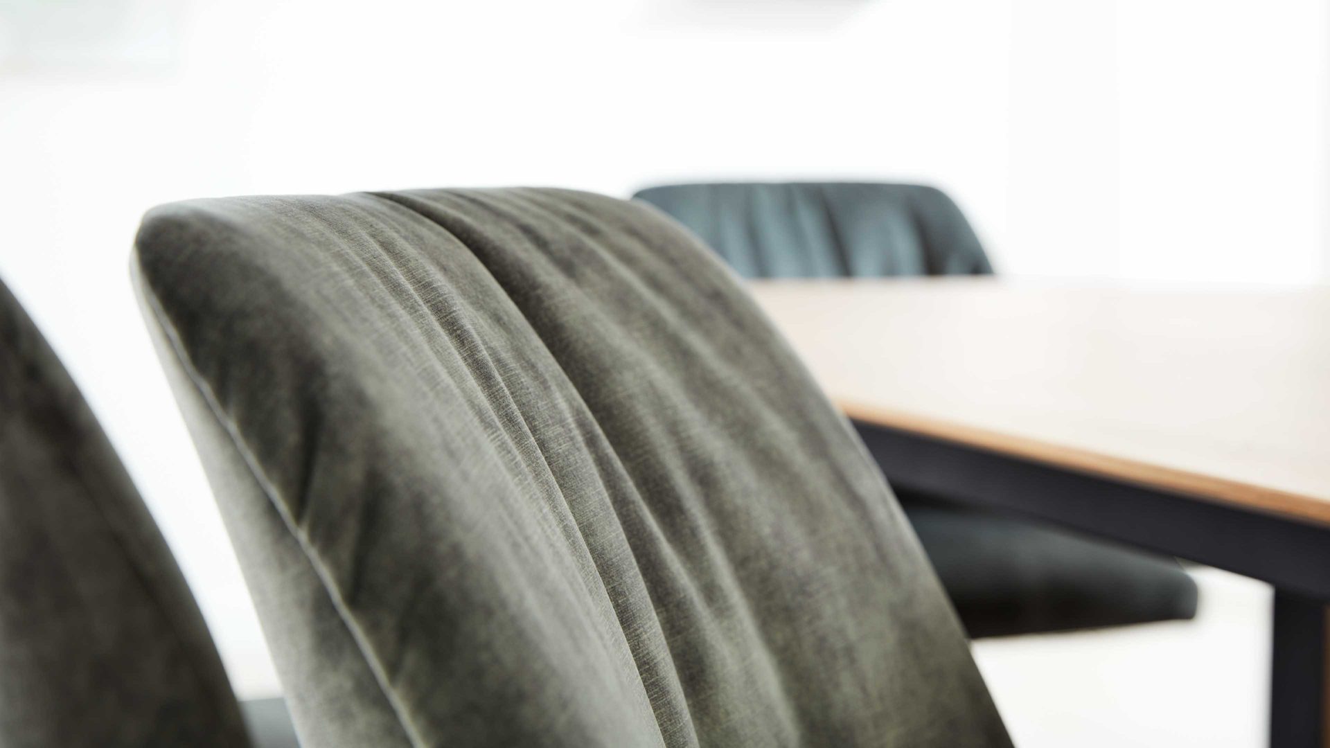 Polsterstuhl Interliving aus Stoff in Grün Interliving Esszimmer Serie 5110 - Polsterstuhl grüner Bezug Genova & schwarzer Spinnenfuß