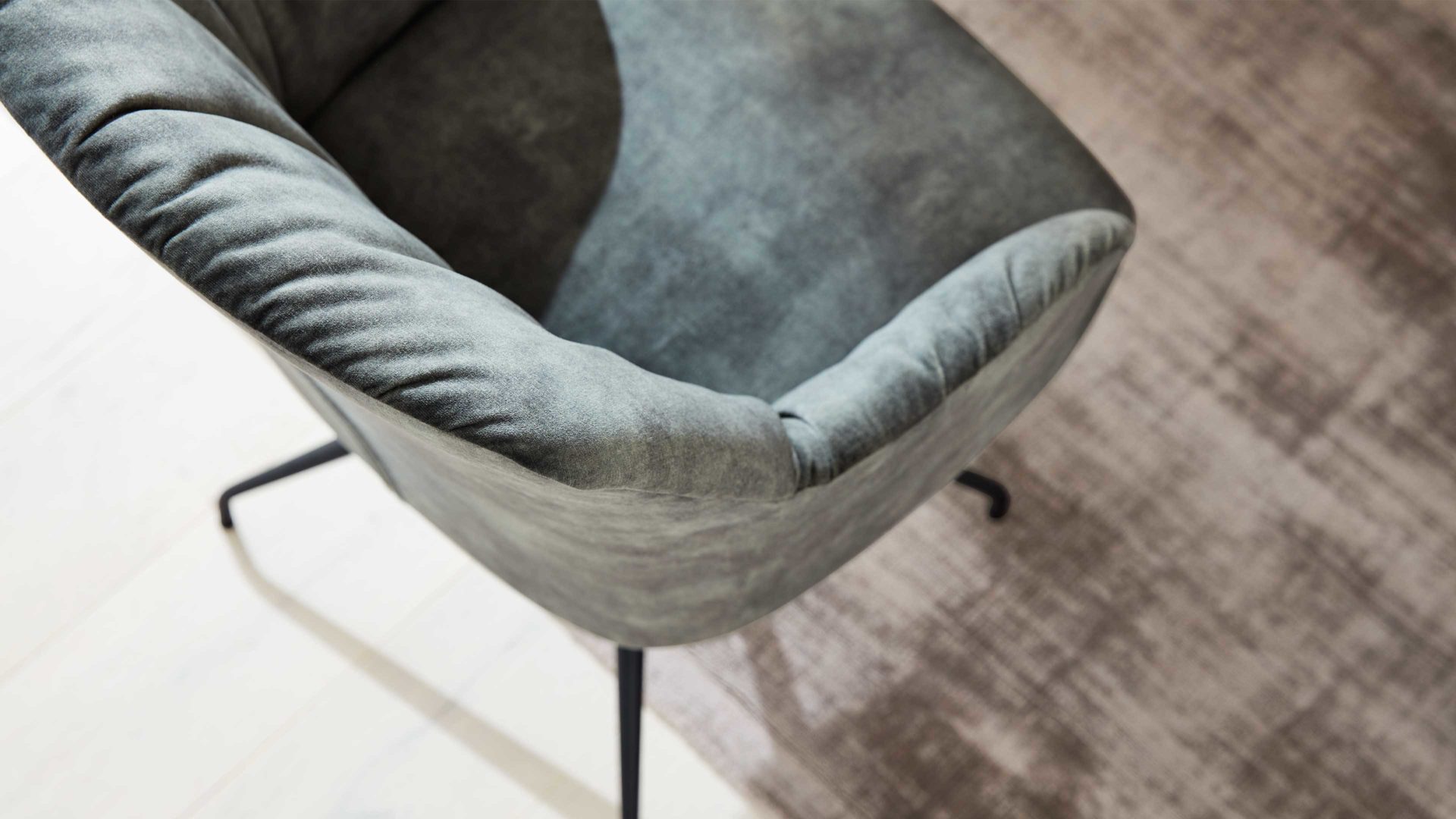 Polsterstuhl Interliving aus Stoff in Grün Interliving Esszimmer Serie 5110 - Armlehnstuhl C1212 grüner Bezug Genova & schwarzer Spinnenfuß