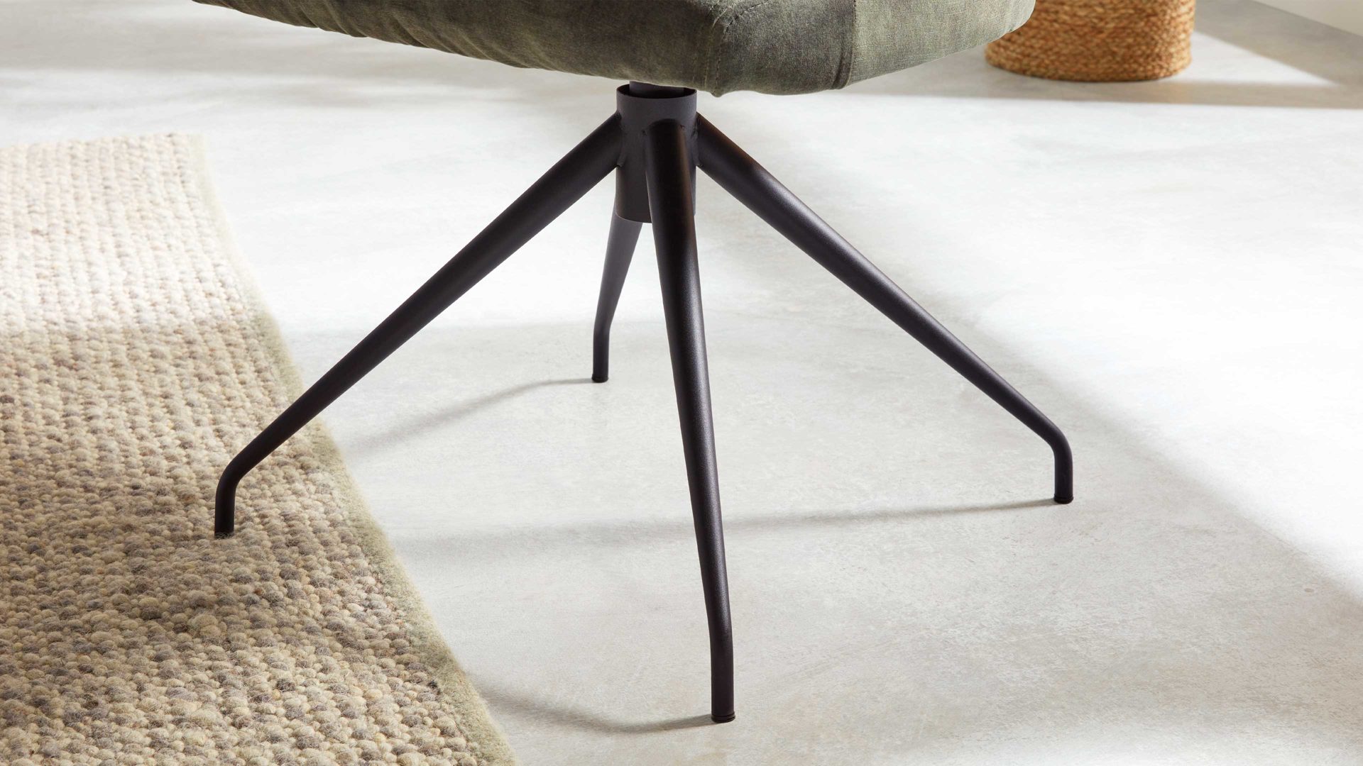 Polsterstuhl Interliving aus Stoff in Grün Interliving Esszimmer Serie 5110 - Armlehnstuhl grüner Bezug Genova & schwarzer Spinnenfuß