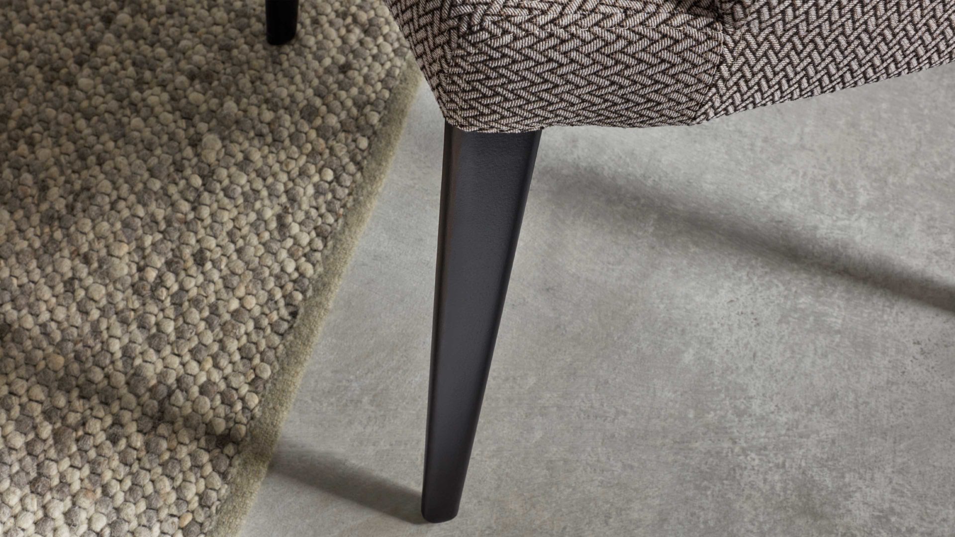 Polsterstuhl Interliving aus Stoff in Grau Interliving Esszimmer Serie 5110 - Polsterstuhl CO110 silberfarbener Bezug Calvin & ebenholzfarbene Holzfüße