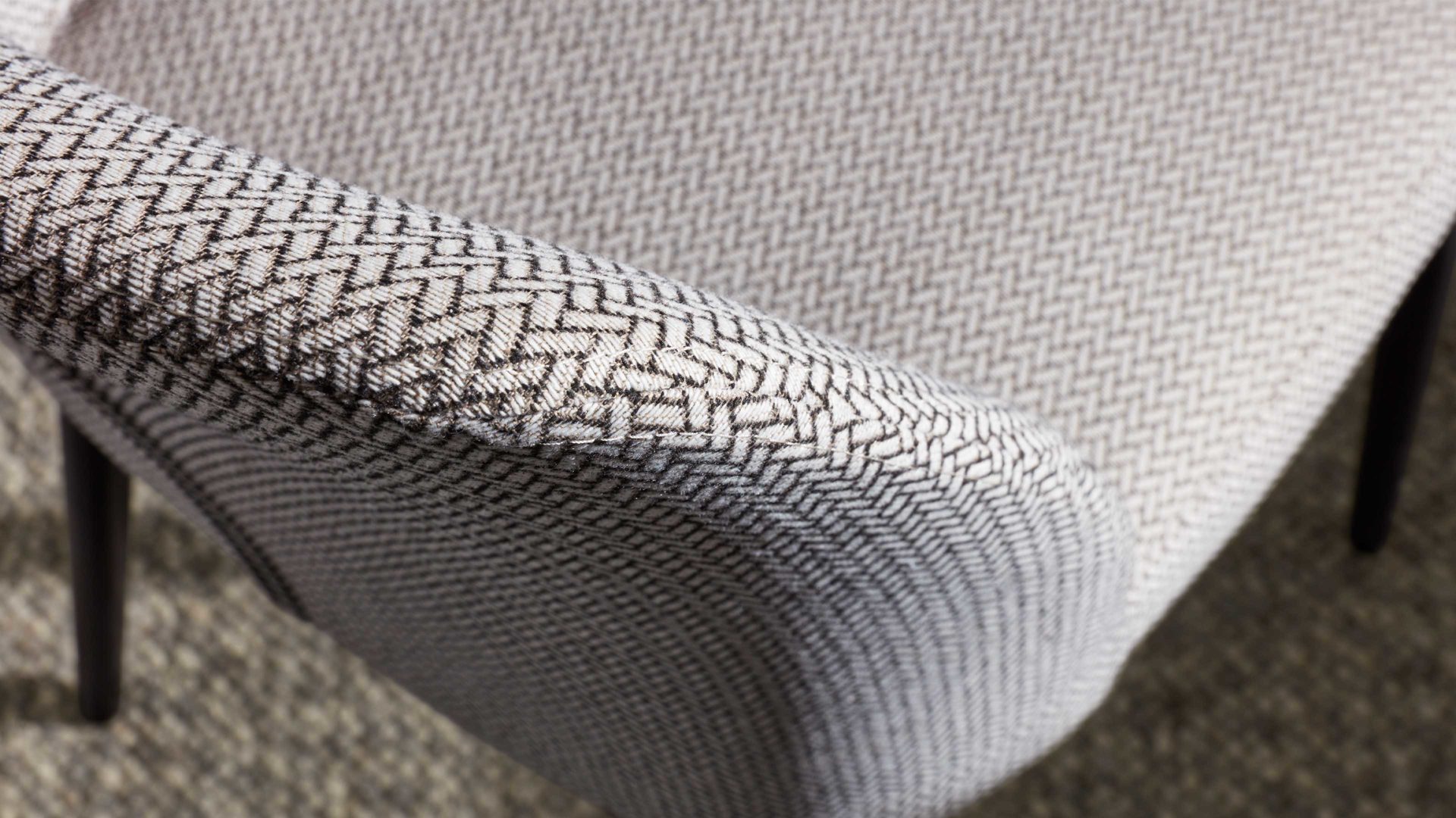 Tischgruppe Interliving aus Stoff in Silber Interliving Esszimmer Serie 5110 - Essgruppe mit Armlehnstühlen silberfarbener Bezug Calvin, ebenholzfarbene Holzfüße & mattschwarzes Eichefurnier