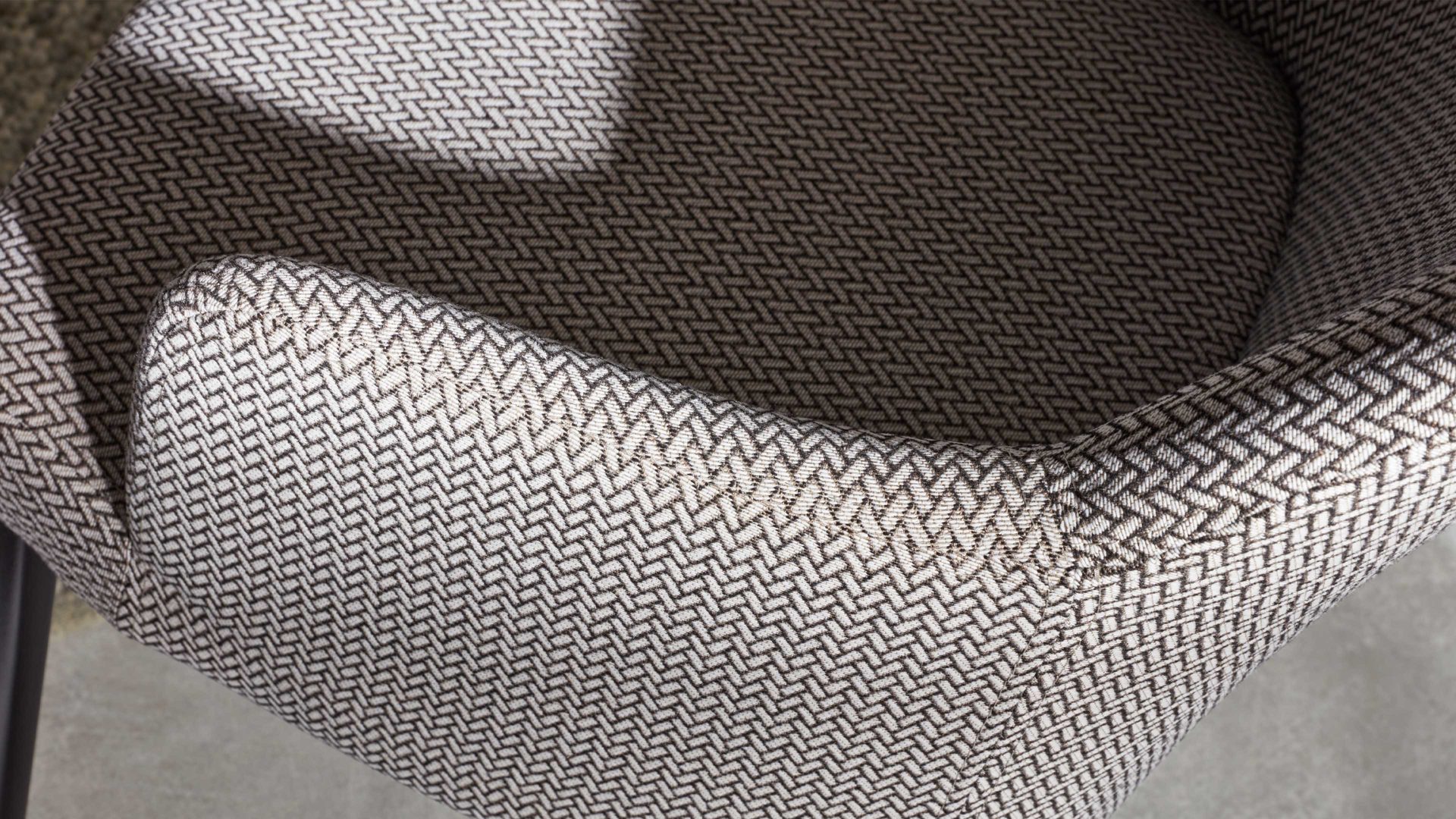 Polsterstuhl Interliving aus Stoff in Grau Interliving Esszimmer Serie 5110 - Armlehnstuhl silberfarbener Bezug Calvin & ebenholzfarbene Holzfüße