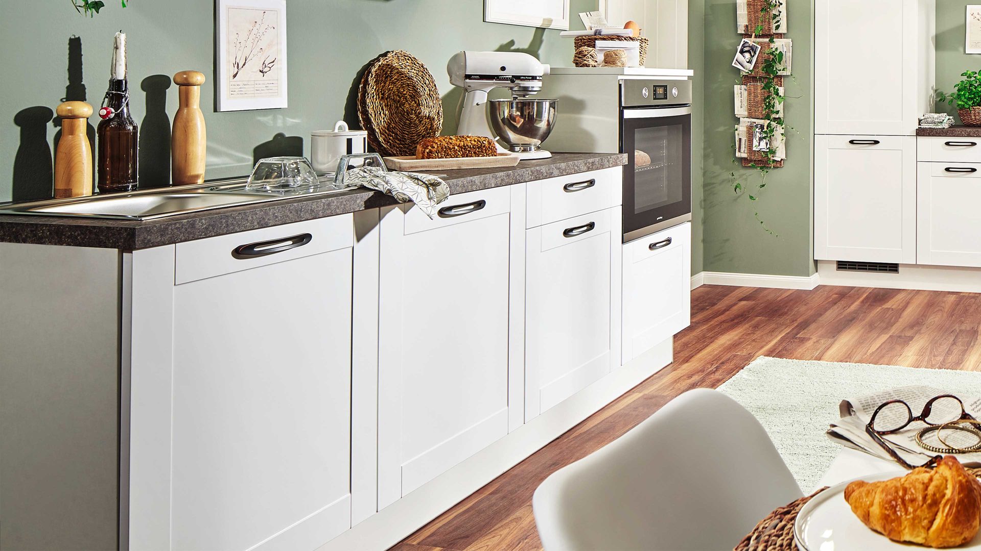 Einbauküche Pino aus Holz in Weiß pino Einbauküche inklusive Einbaugeräte Mattweiß - zweizeilig