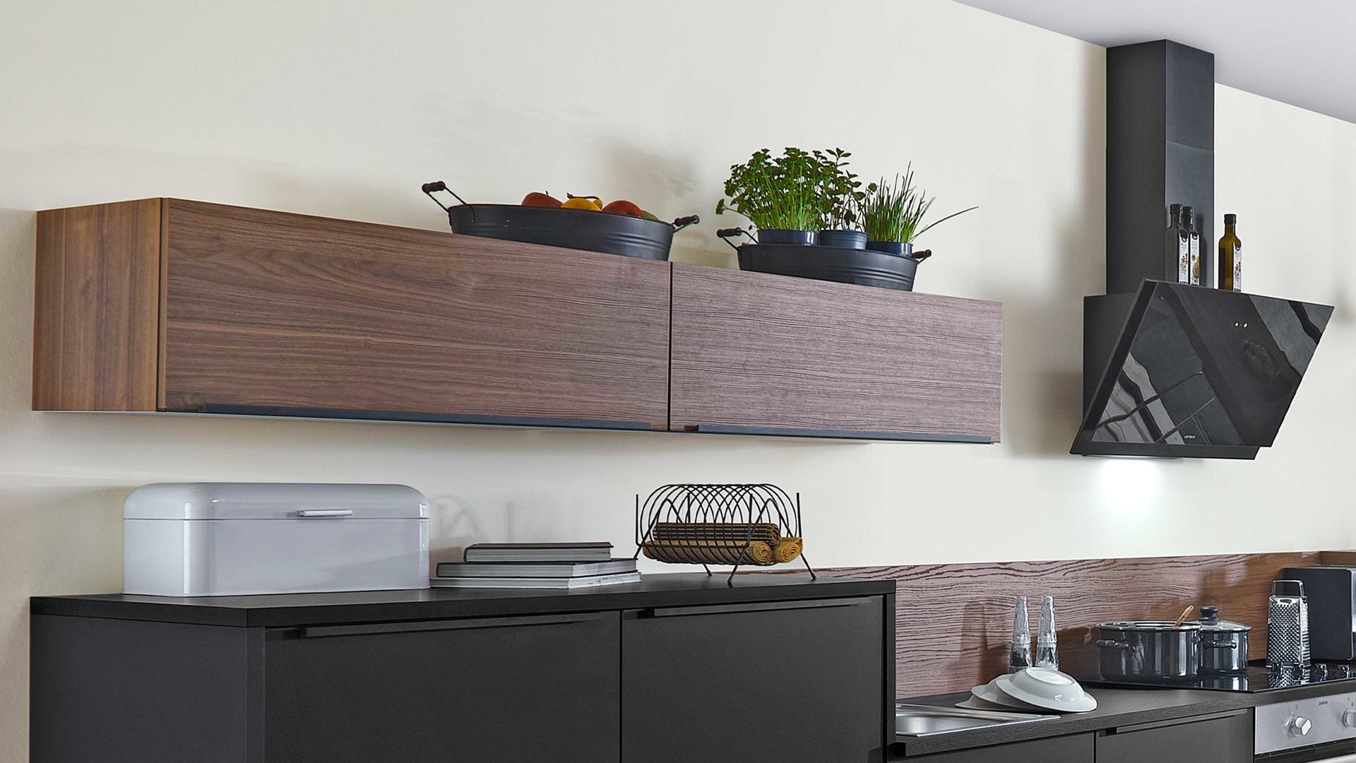 Einbauküche Express küchen aus Holz in Schwarz EXPRESS KÜCHEN Einbauküche Cleanmit IGNIS Geräten Schwarz & Nussbaum - Länge ca. 353 cm