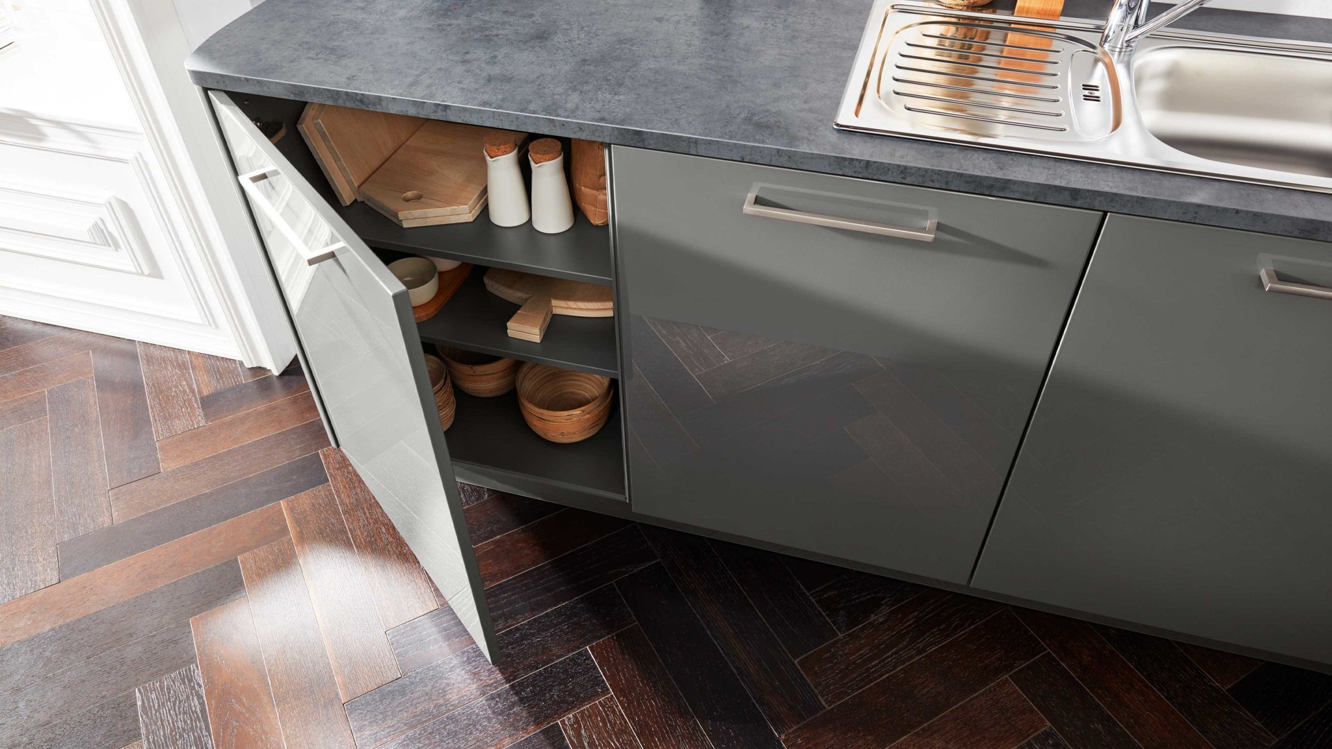 Einbauküche Interliving aus Holz in Grau Interliving Küche Serie 3007 mit AEG Einbaugeräten Quarzgrau & Steel – zweizeilig