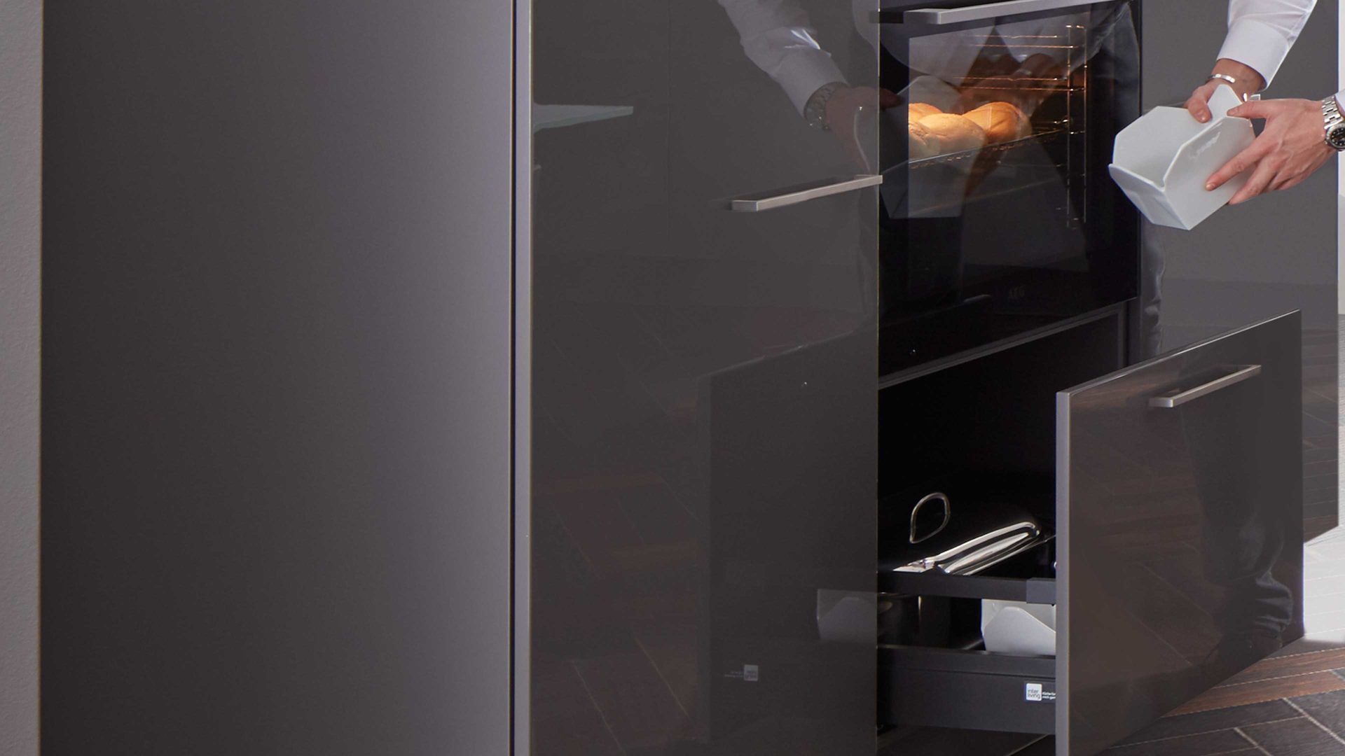 Einbauküche Interliving aus Holz in Grau Interliving Küche Serie 3007 mit AEG Einbaugeräten Quarzgrau & Steel – zweizeilig