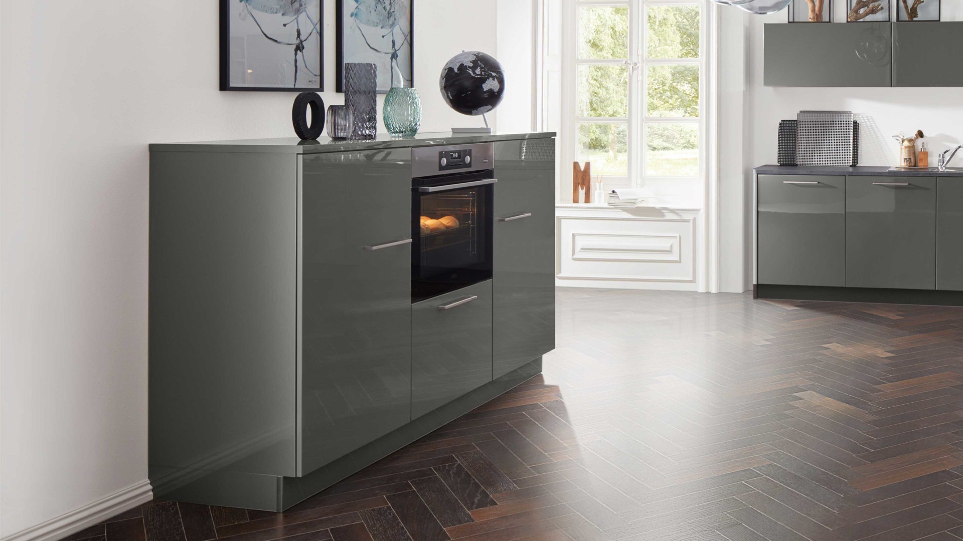 Einbauküche Interliving aus Holz in Grau Interliving Küche Serie 3007 mit AEG Einbaugeräten Quarzgrau & Steel – zweizeilig