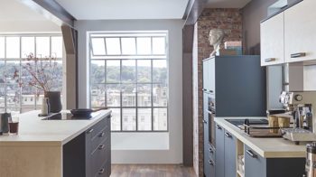 Einbauküche Nobilia® aus Holz in Blau nobilia® Einbauküche Easytouch mit beko Elektrogeräten Fjordblau & Weißbeton - zweizeilig