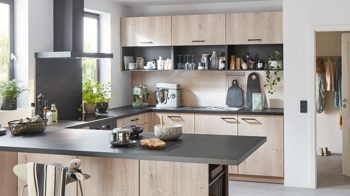 Einbauküche Nobilia® aus Holz in Holzfarben nobilia® Einbauküche Natura mit PROGRESS Elektrogeräten Eiche Montral & Schwarz - zweizeilig
