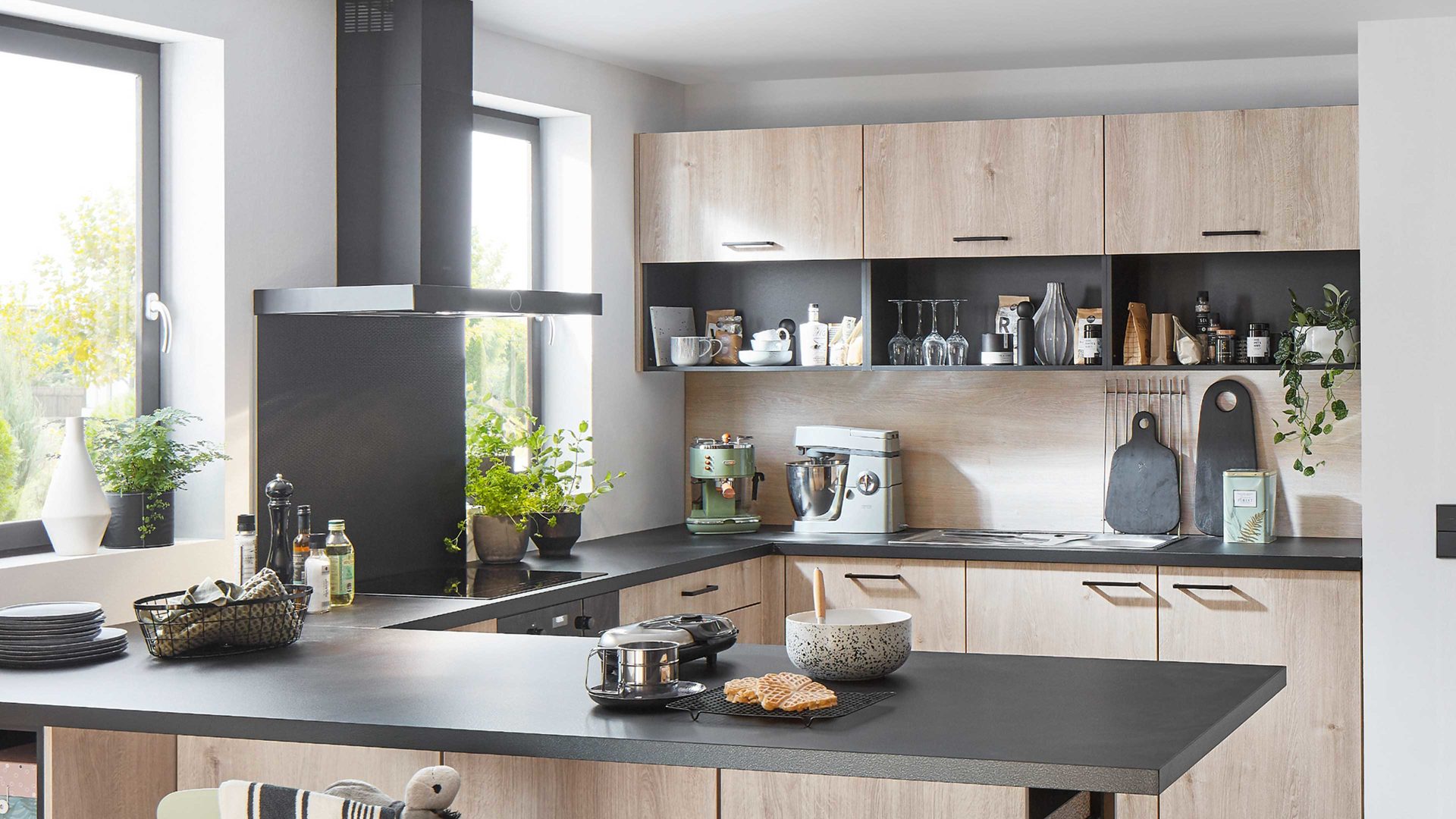 Einbauküche Nobilia® aus Holz in Holzfarben nobilia® Einbauküche Natura mit PROGRESS Elektrogeräten Eiche Montral & Schwarz - zweizeilig
