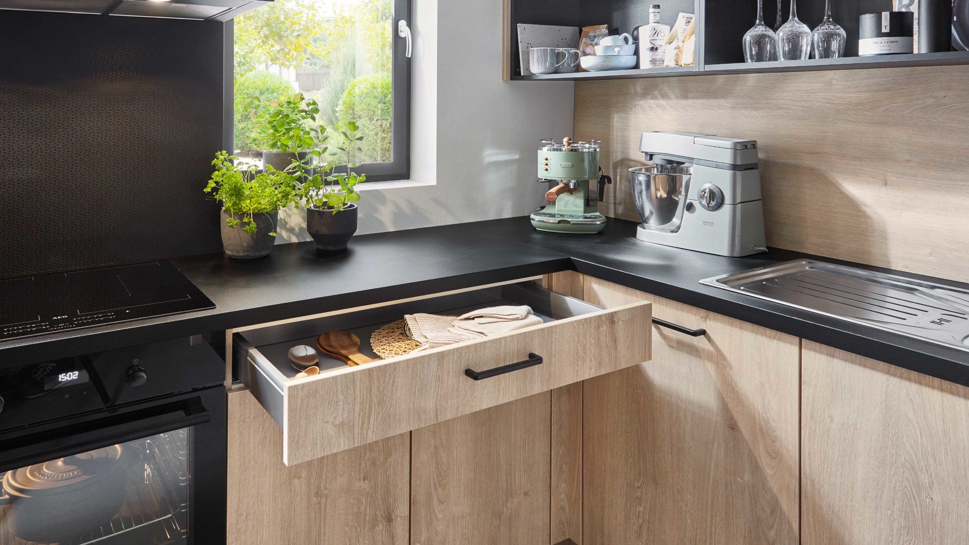 Einbauküche Nobilia® aus Holz in Holzfarben nobilia® Einbauküche Natura mit PROGRESS Elektrogeräten Eiche Montral & Schwarz - zweizeilig