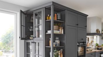 Einbauküche Nobilia® aus Holz in Dunkelgrau nobilia® Einbauküche Nordic mit SIEMENS Elektrogeräten Schiefergrau & Taxus - Länge ca. 539 cm