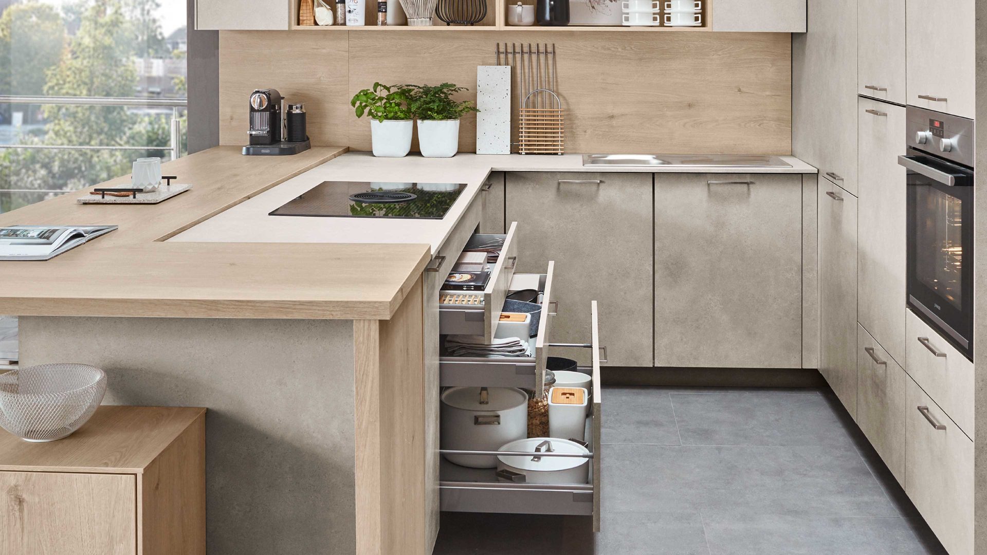 Einbauküche Nobilia® aus Holz in Holzfarben Hell nobilia® Einbauküche Riva mit BORA Muldenlüfter Beton Sand & Eiche Montreal - Stellfläche ca. 304 x 319 cm