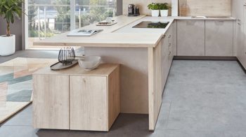 Einbauküche Nobilia® aus Holz in Holzfarben Hell nobilia® Einbauküche Riva mit BORA Muldenlüfter Beton Sand & Eiche Montreal - Stellfläche ca. 304 x 319 cm