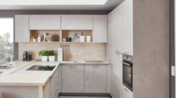 Einbauküche Nobilia® aus Holz in Holzfarben Hell nobilia® Einbauküche Riva mit BORA Muldenlüfter Beton Sand & Eiche Montreal - Stellfläche ca. 304 x 319 cm