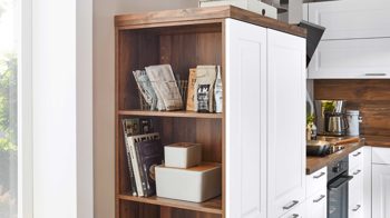 Einbauküche Nobilia® aus Holz in Weiß nobilia® Einbauküche Sylt mit AEG Elektrogeräten Alpinweiß & Balkeneiche - Stellfläche ca. 320 x 310 cm