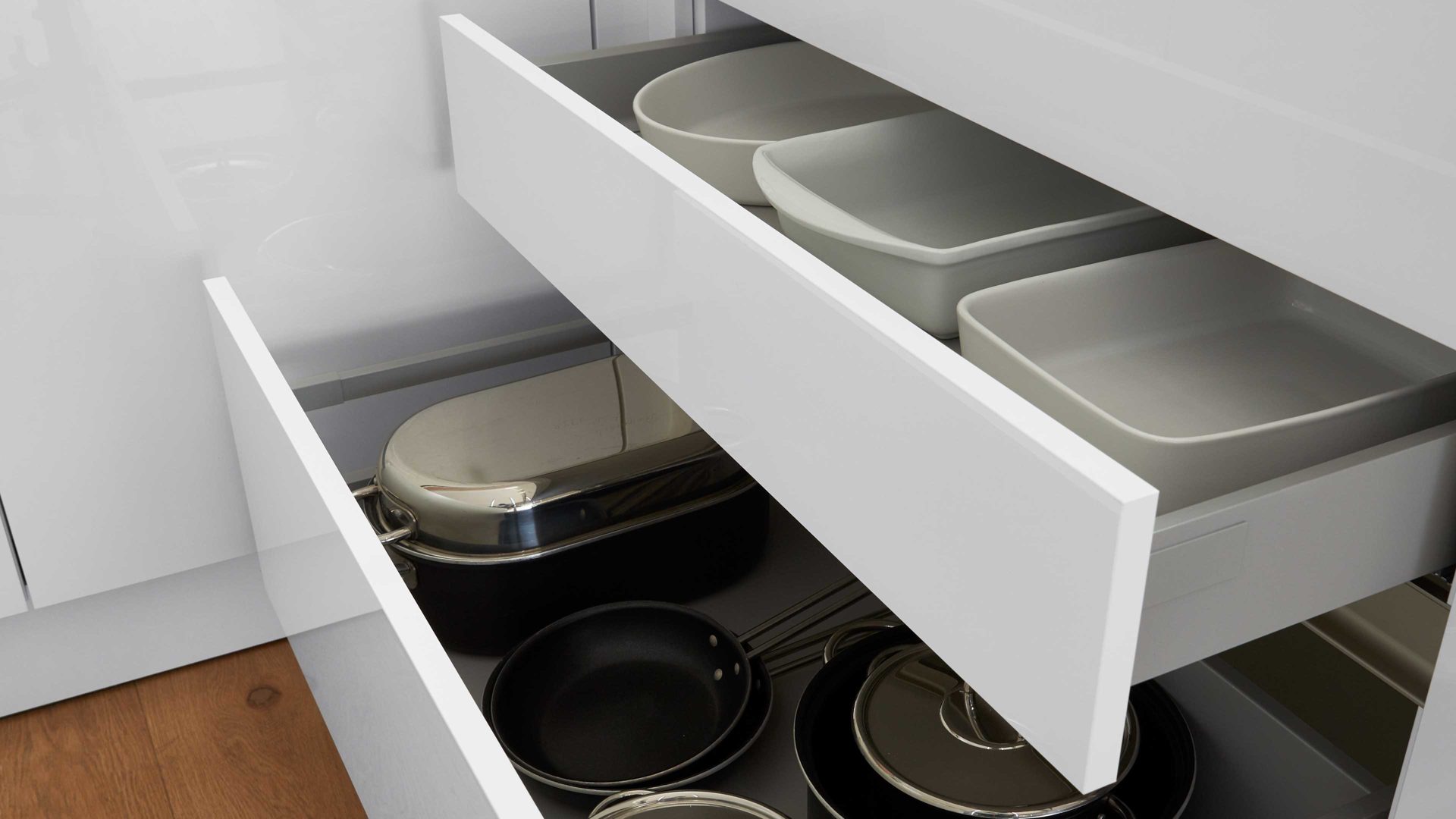 Einbauküche WERT KÜCHE® aus Holz in Holzfarben WERT KÜCHE® Ulrike mit SIEMENS Einbaugeräten Brilliantweiß & Asteiche - Stellfläche ca. 340 x 249 cm