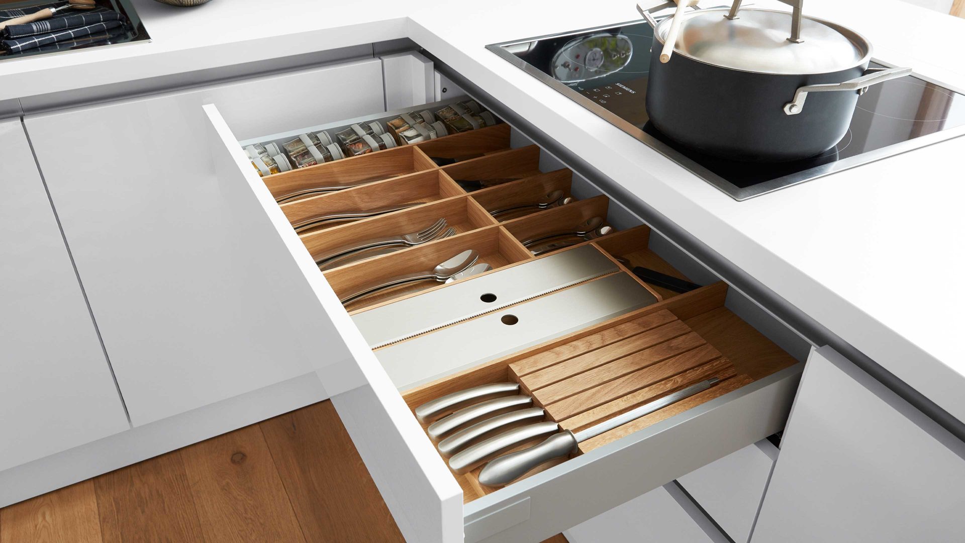 Einbauküche WERT KÜCHE® aus Holz in Holzfarben WERT KÜCHE® Ulrike mit SIEMENS Einbaugeräten Brilliantweiß & Asteiche - Stellfläche ca. 340 x 249 cm