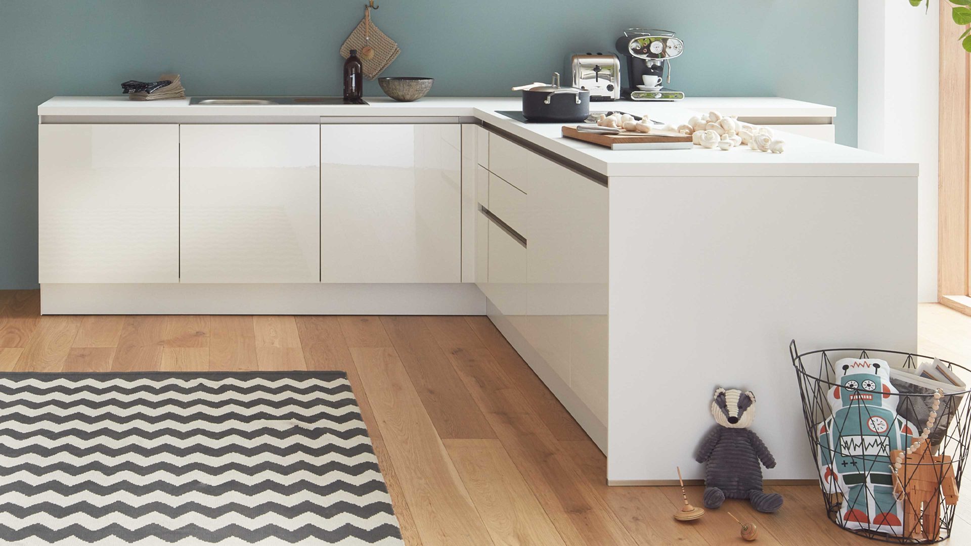 Einbauküche WERT KÜCHE® aus Holz in Holzfarben WERT KÜCHE® Ulrike mit SIEMENS Einbaugeräten Brilliantweiß & Asteiche - Stellfläche ca. 340 x 249 cm