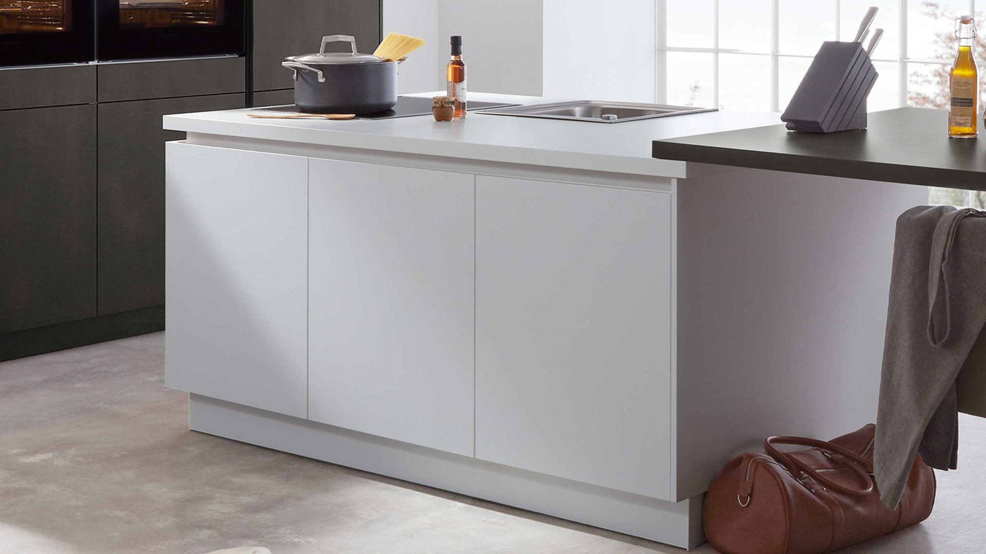 Einbauküche WERT KÜCHE® aus Holz in Dunkelgrau WERT KÜCHE® Nova mit SIEMENS Einbaugeräten Kristallweiß & Stahl dunkel – zweizeilig