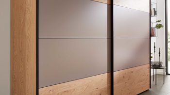 Kleiderschrank Interliving aus Holz in Grau Interliving Schlafzimmer Serie 1024 – Schwebetürenschrank 982724 Design 25,  Taupe & Balkeneiche - zwei Türen, Breite ca. 271 cm