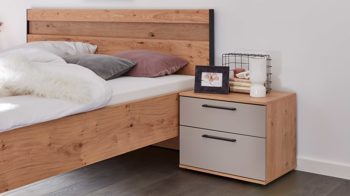 Nachtkommode Interliving aus Holz in Grau Interliving Schlafzimmer Serie 1024 – Nachtkommode 32003 zwei Schubladen, Taupe & Balkeneiche - Breite ca. 46 cm