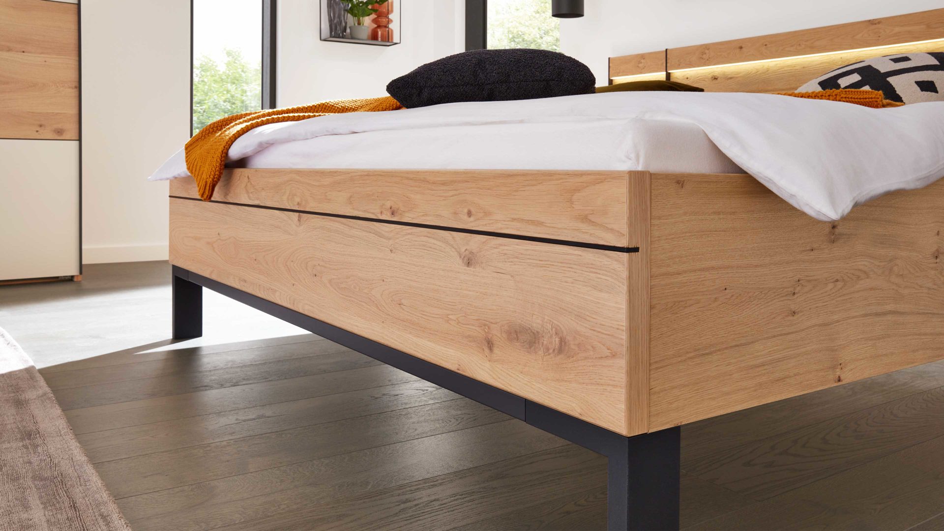 Bettgestell Interliving aus Holz in Holzfarben Interliving Schlafzimmer Serie 1024 – Bettgestell 87438 Winkelfüße, Liegefläche ca. 200 x 200 cm - Balkeneiche