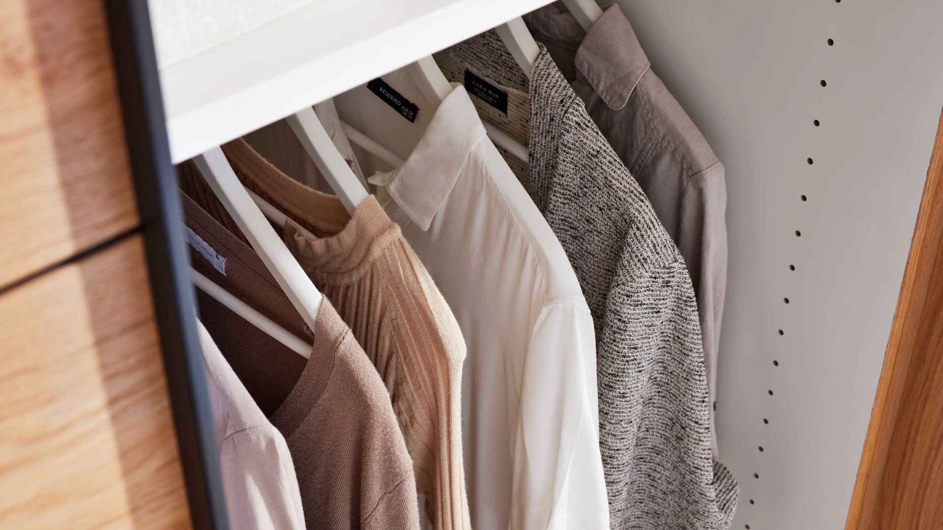 Kleiderschrank Interliving aus Holz in Beige Interliving Schlafzimmer Serie 1024 – Schwebetürenschrank Design 27,  Sand & Balkeneiche - zwei Türen, Breite ca. 271 cm