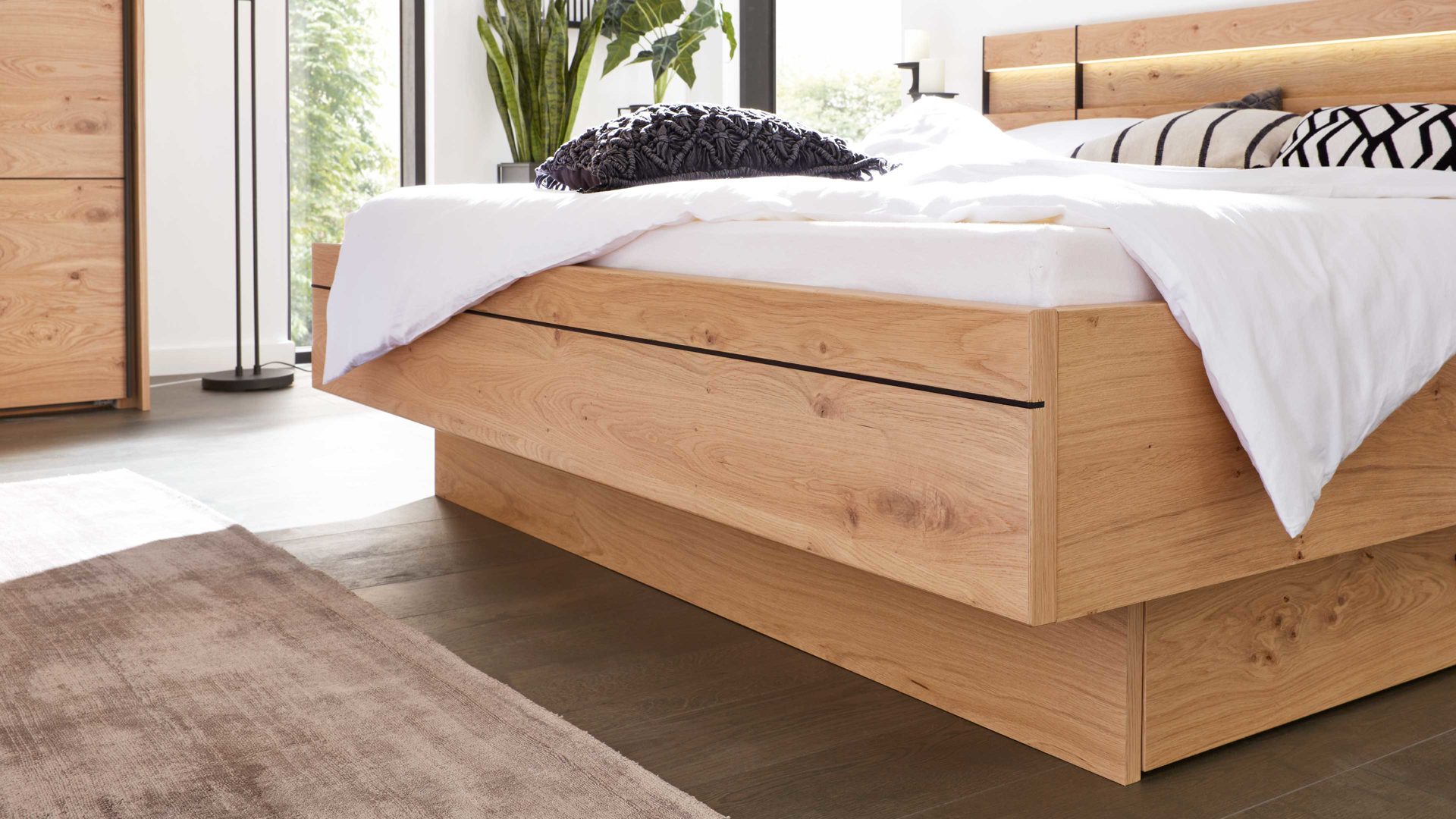 Bettgestell Interliving aus Holz in Holzfarben Interliving Schlafzimmer Serie 1024 – Bettgestell 87538 schwebend, Liegefläche ca. 200 x 200 cm - Balkeneiche