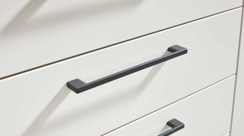 Kombikommode Interliving aus Holz in Beige Interliving Schlafzimmer Serie 1024 – Kombikommode 56026 rechts eine Tür, links fünf Schubladen - Sand & Balkeneiche, Breite ca. 120 cm