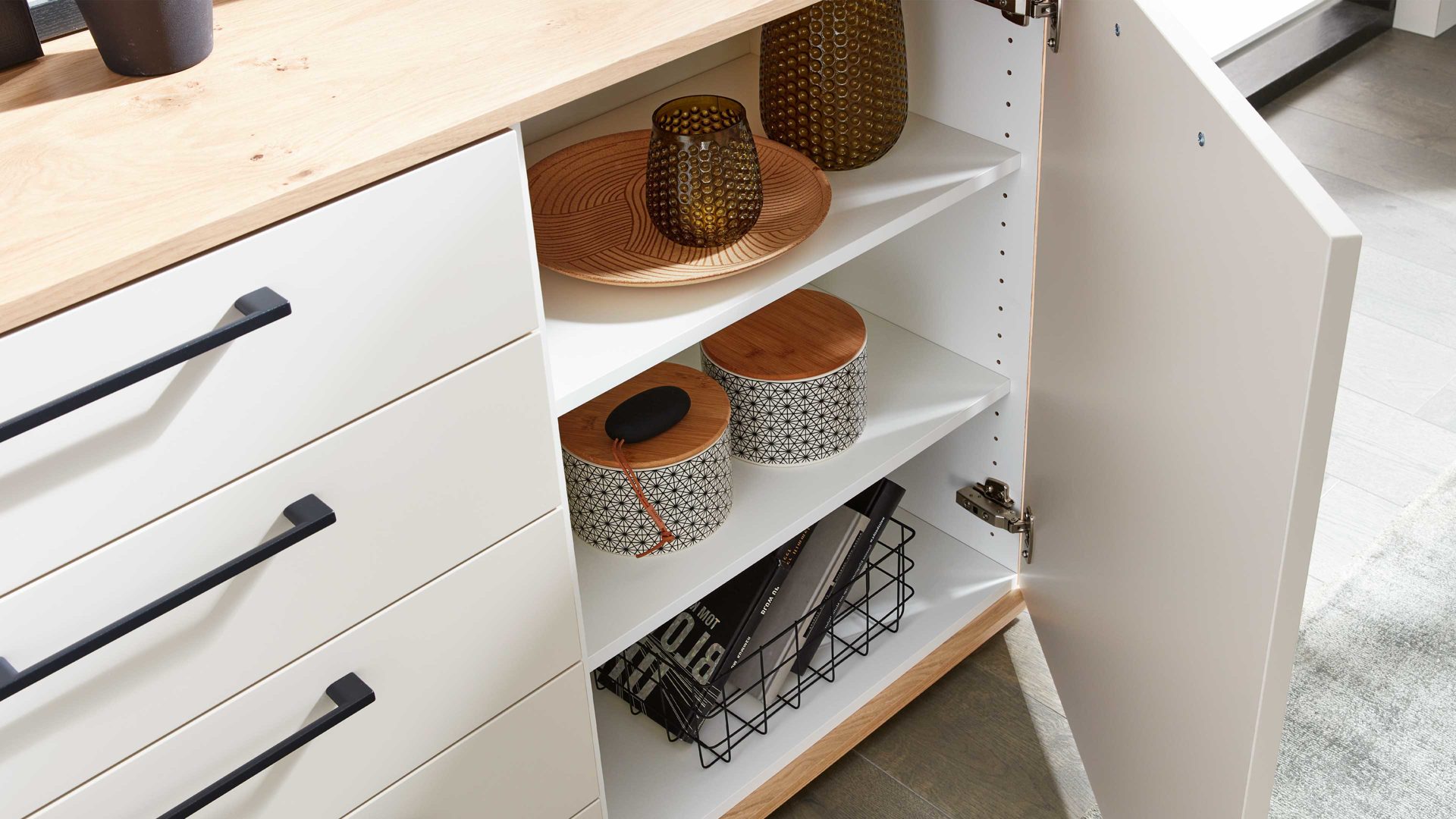 Kombikommode Interliving aus Holz in Beige Interliving Schlafzimmer Serie 1024 – Kombikommode 56026 rechts eine Tür, links fünf Schubladen - Sand & Balkeneiche, Breite ca. 120 cm