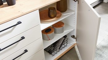 Kombikommode Interliving aus Holz in Beige Interliving Schlafzimmer Serie 1024 – Kombikommode 56026 rechts eine Tür, links fünf Schubladen - Sand & Balkeneiche, Breite ca. 120 cm