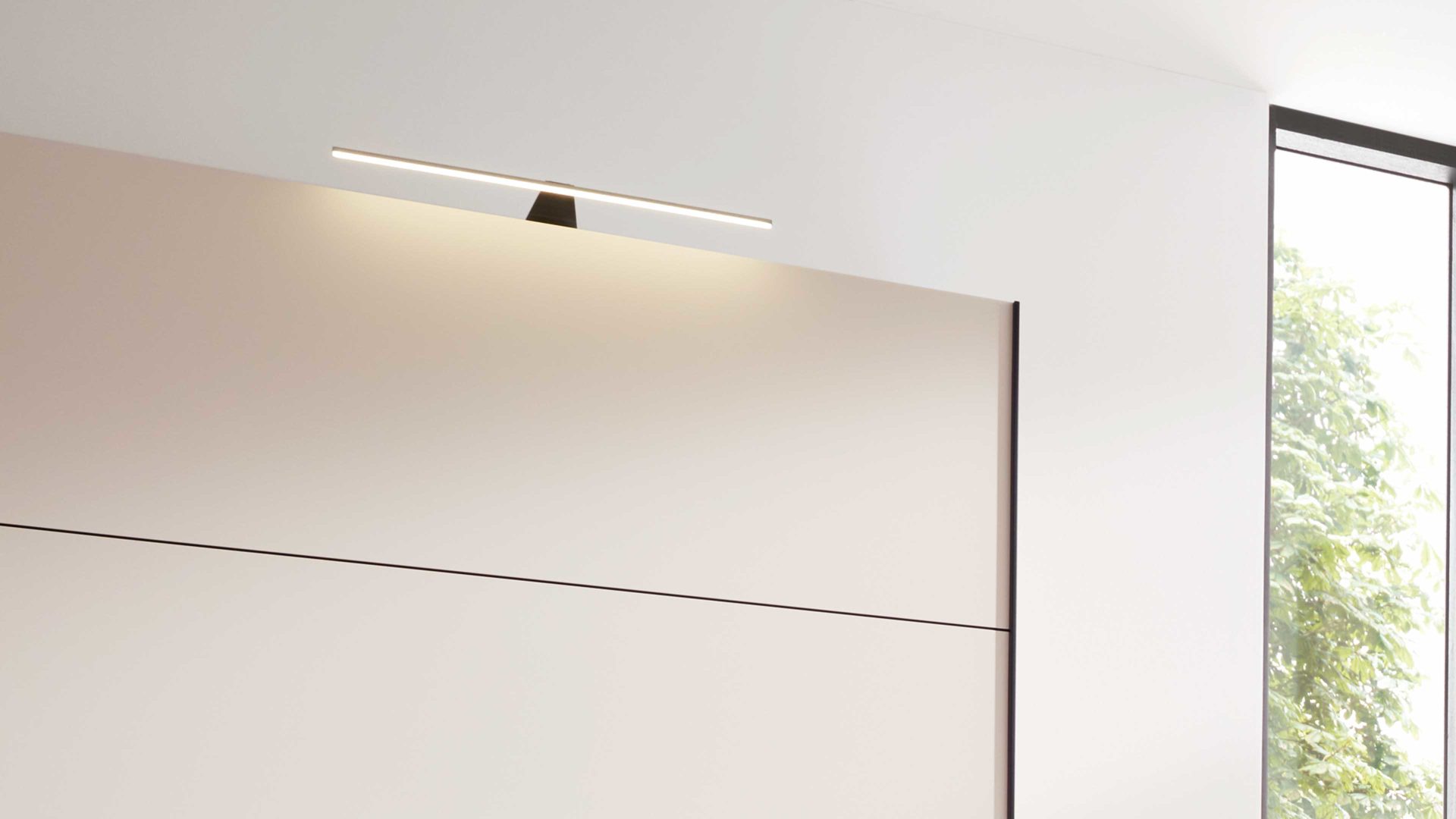 Möbelbeleuchtung Interliving aus Kunststoff in Weiß Interliving Schlafzimmer Serie 1024 – Aufsatzstrahler 90052 zweiteilig