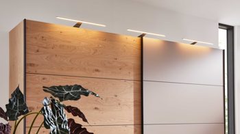 Möbelbeleuchtung Interliving aus Kunststoff in Weiß Interliving Schlafzimmer Serie 1024 – Aufsatzstrahler dreiteilig