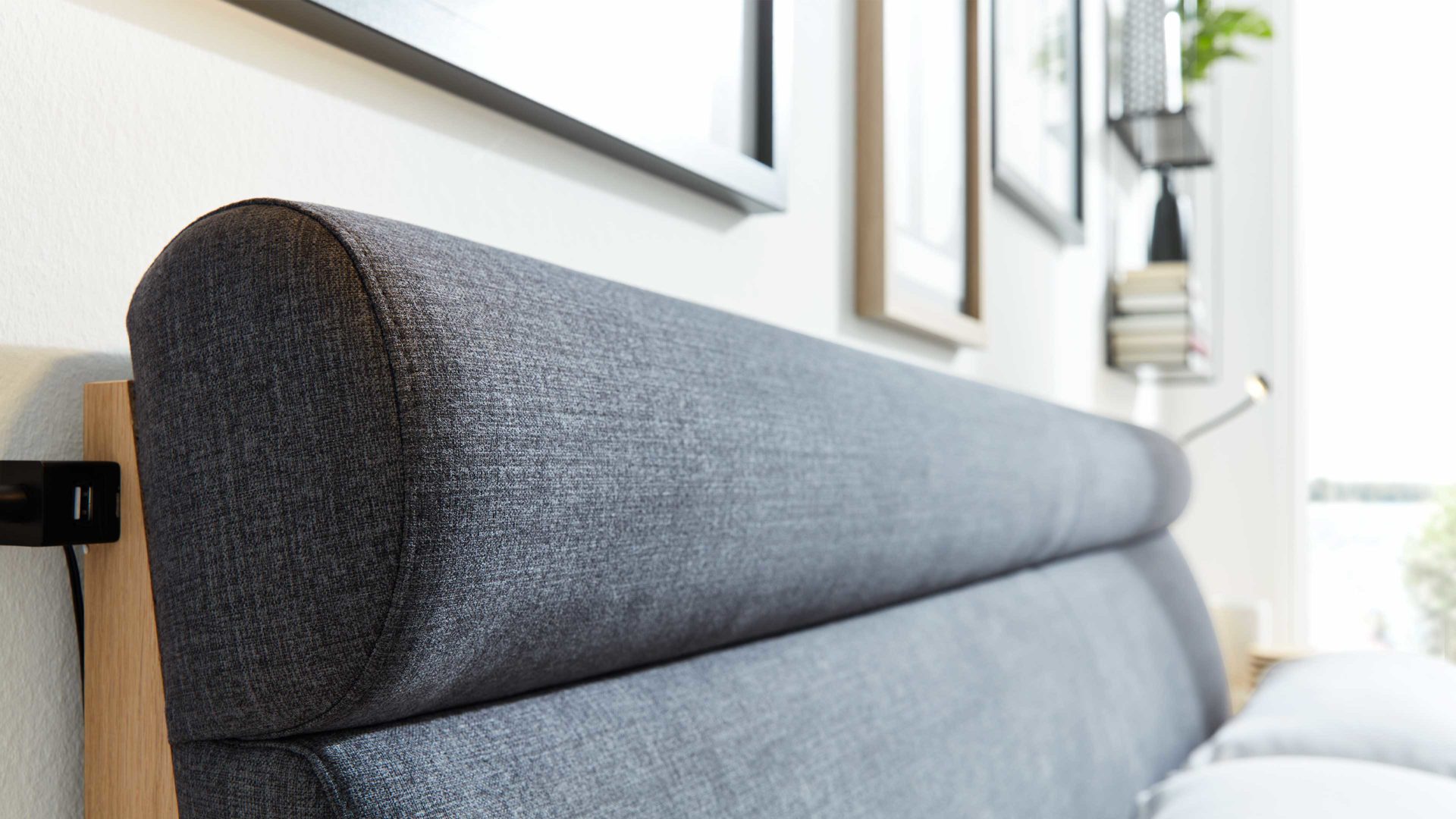 Bettgestell Interliving aus Holz in Anthrazit Interliving Schlafzimmer Serie 1023 – Bettgestell schwebend, Liegefläche ca. 140 x 200 cm - Balkeneiche & Anthrazit