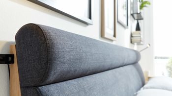 Bettgestell Interliving aus Holz in Holzfarben Interliving Schlafzimmer Serie 1023 – Bettgestell schwebend, Liegefläche ca. 180 x 200 cm - Balkeneiche & Anthrazit