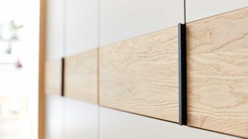 Komplettzimmer Interliving aus Holz in Grau Interliving Schlafzimmer Serie 1023 – Komplettzimmer Funktionsschrank - Taupe & Balkeneiche, vierteilig