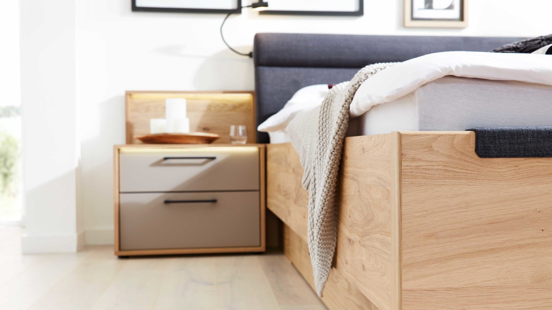 Bettgestell Interliving aus Holz in Anthrazit Interliving Schlafzimmer Serie 1023 – Bettgestell schwebend, Liegefläche ca. 180 x 200 cm - Balkeneiche & Anthrazit