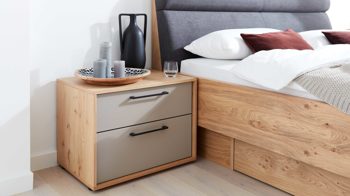 Nachtkommode Interliving aus Holz in Grau Interliving Schlafzimmer Serie 1023 – Nachtkommode Breite ca. 64 cm - Taupe & Balkeneiche, zwei Schubladen