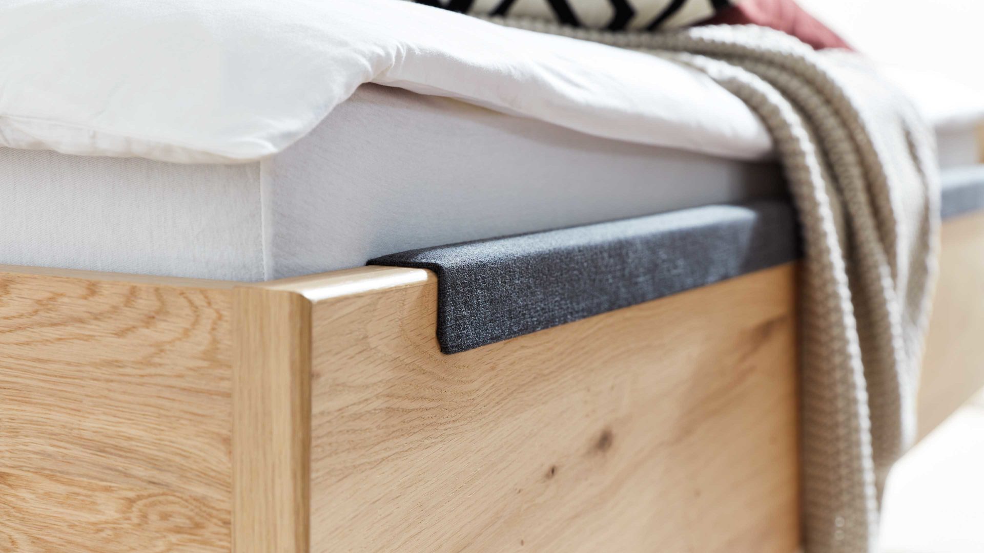 Zubehör Interliving aus Stoff in Anthrazit Interliving Schlafzimmer Serie 1023 – Polsterkante anthrazitfarbener Bezug