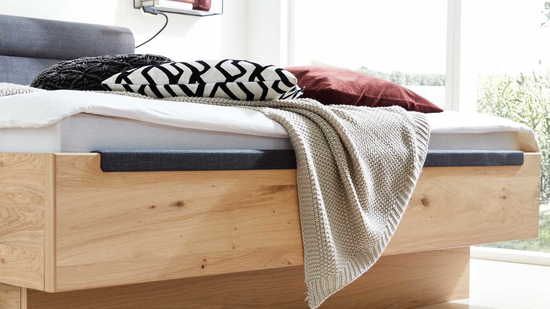 Zubehör Interliving aus Stoff in Anthrazit Interliving Schlafzimmer Serie 1023 – Polsterkante anthrazitfarbener Bezug