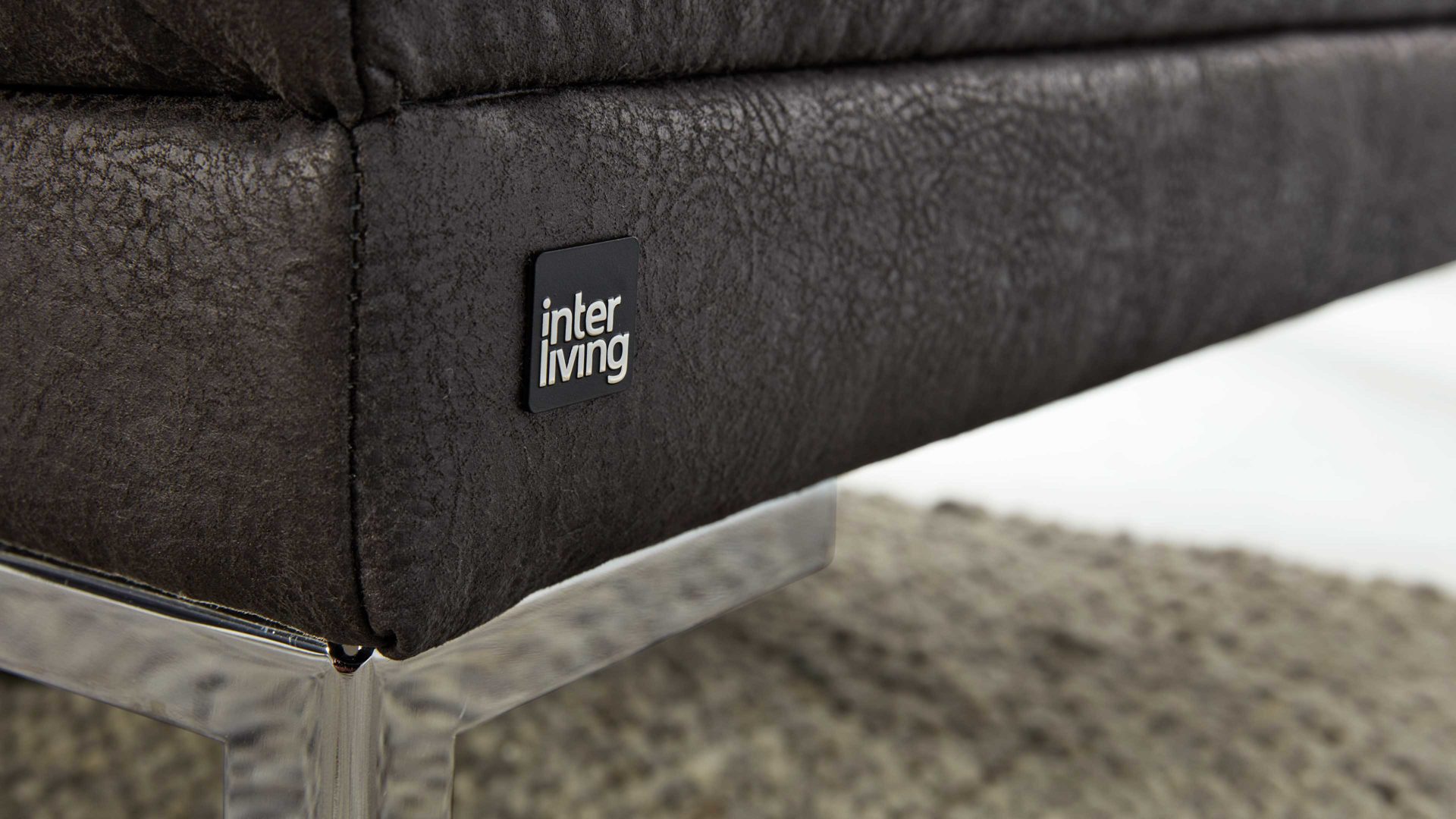Polsterhocker Interliving aus Stoff in Anthrazit Interliving Sofa Serie 4252 – Polsterhocker anthrazitfarbener Stoff Büffel & Metallfüße – ca. 125 x 65 cm